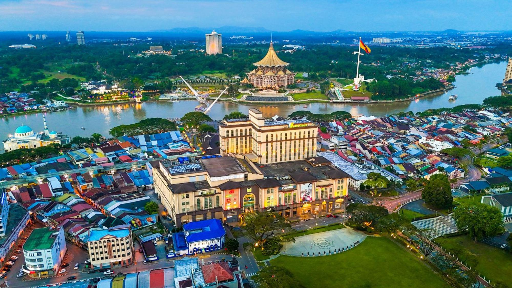 The Waterfront Hotel Kuching Exterior photo