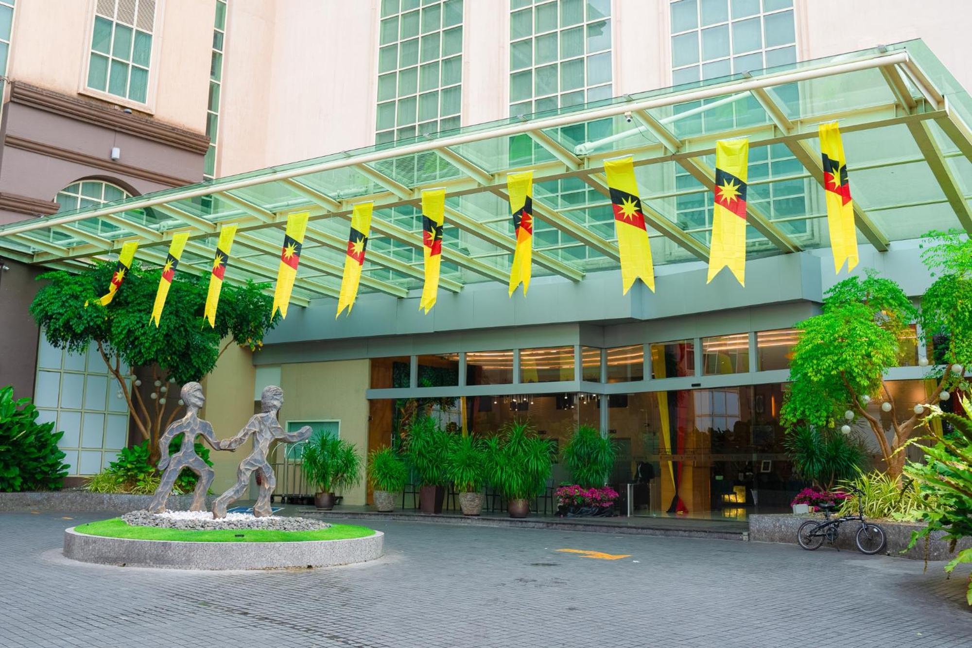 The Waterfront Hotel Kuching Exterior photo